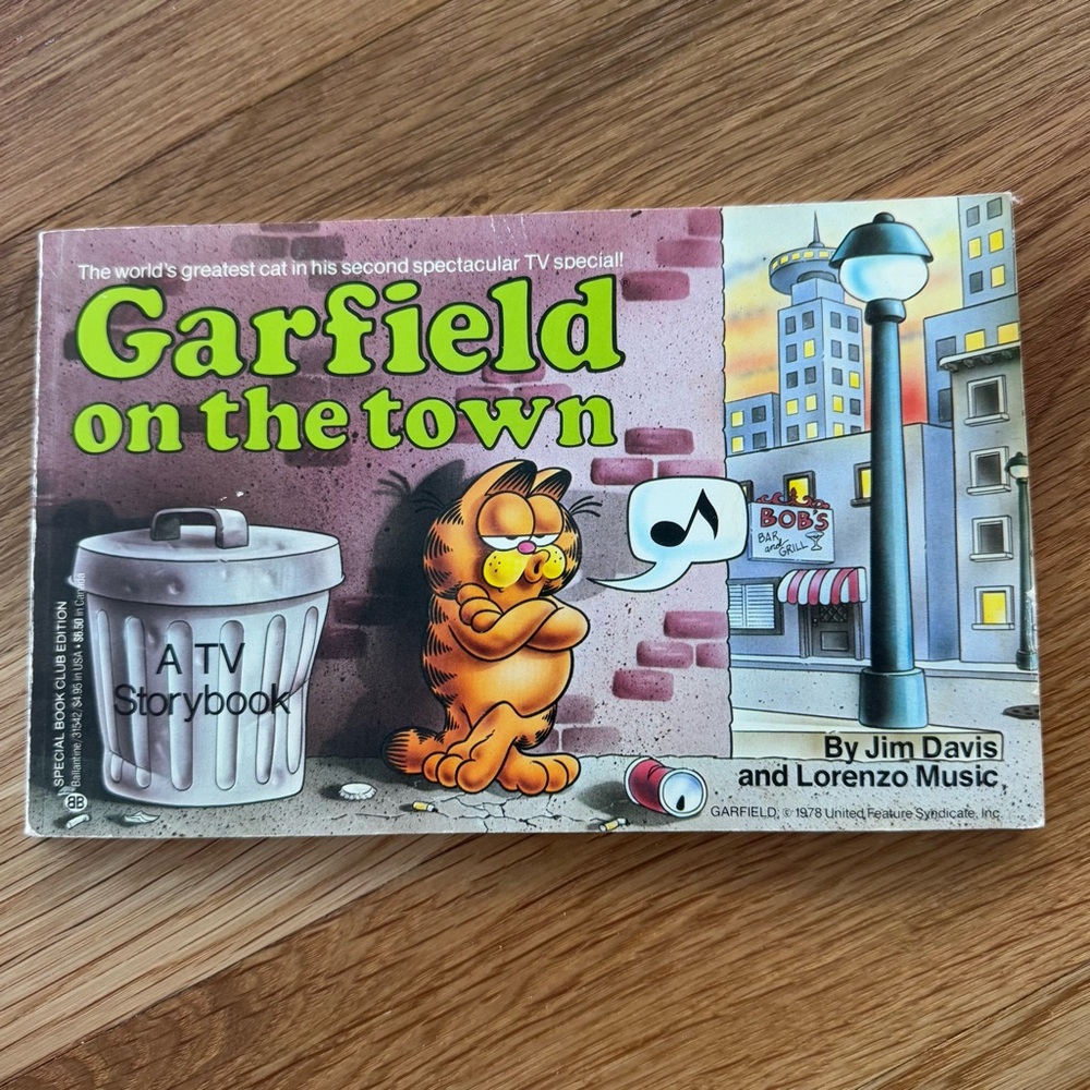 Garfield on the Town Paperback Book by Jim Davis